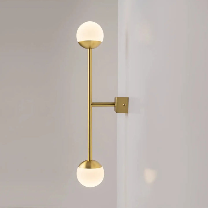 Applique murale led gold-toned avec cercle lumineux en verre dépoli à deux globes montée sur tige verticale et bras horizontal