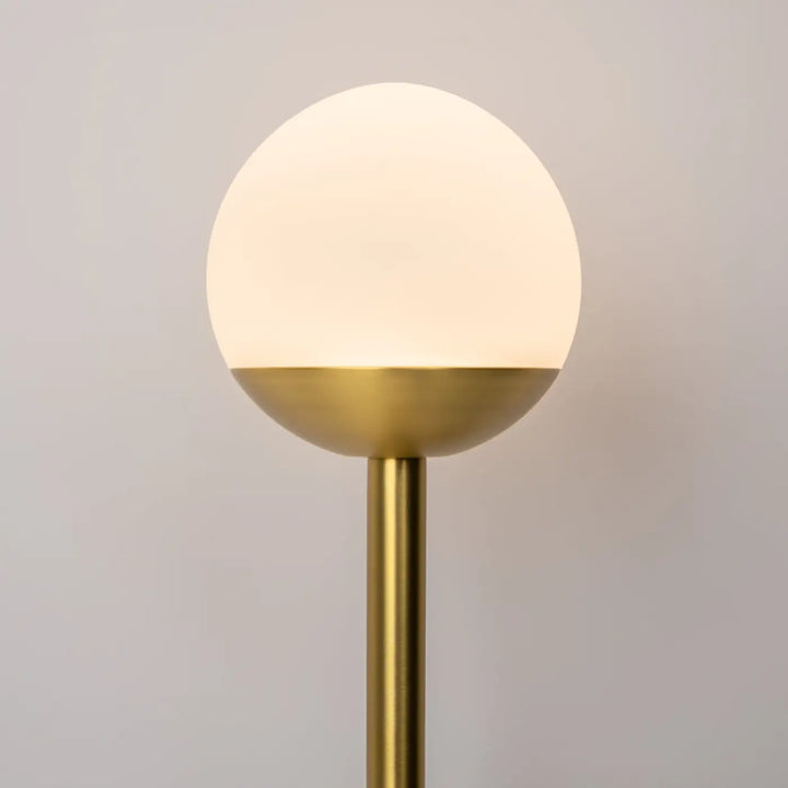 Applique murale led cercle lumineux en laiton poli avec globe en verre dépoli diffusant une lumière chaude