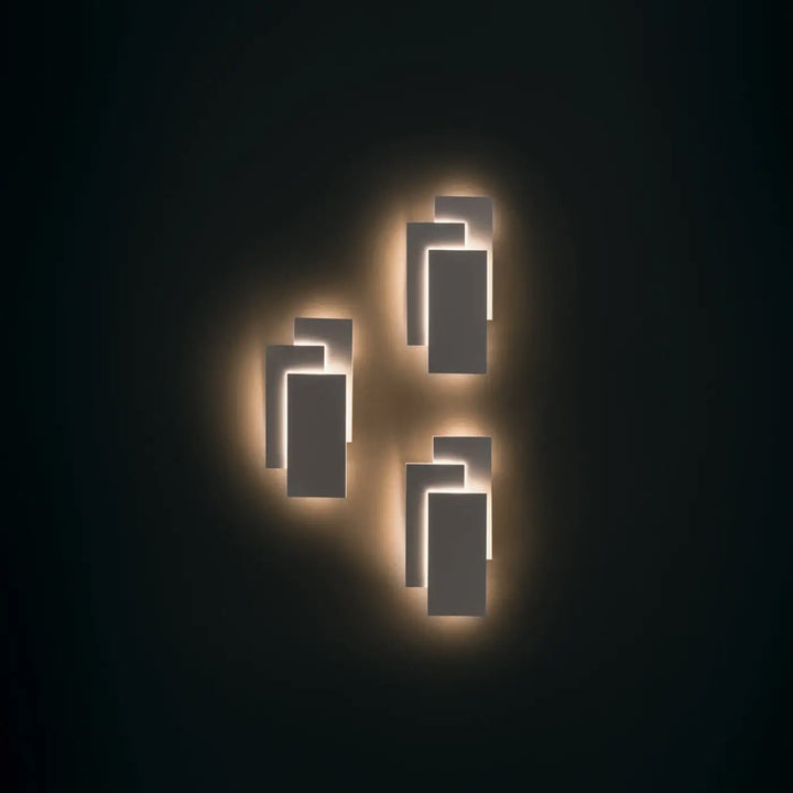 Applique murale led trame en acier blanc avec panneaux rectangulaires modernes diffusant une lumière chaude