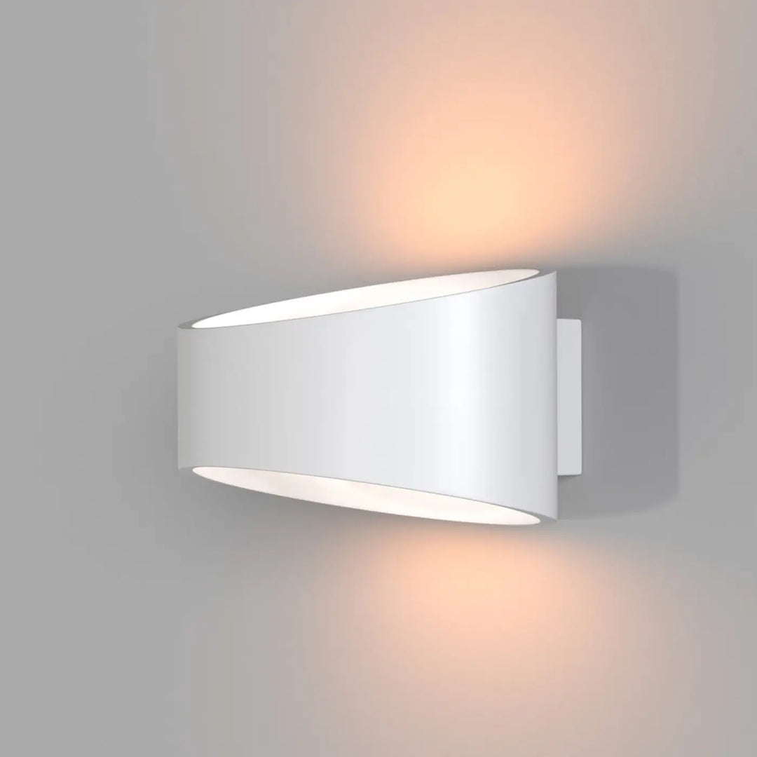 Applique murale trame elliptique blanche incurvée diffusant une lumière rasante ambiante moderne et élégante