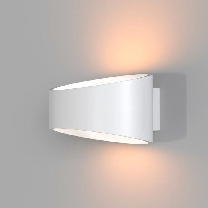 Applique murale trame elliptique blanche incurvée diffusant une lumière rasante ambiante moderne et élégante