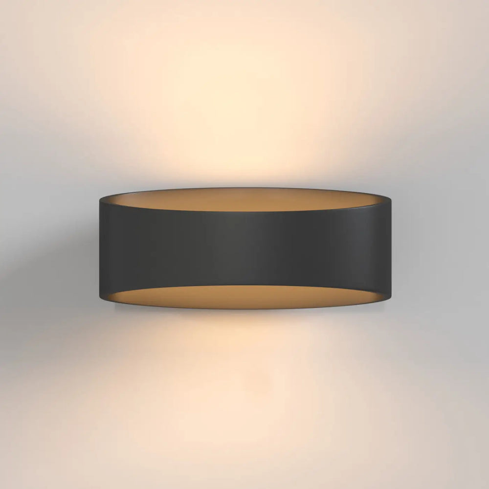 Applique murale trame elliptique noire cylindrique avec intérieur doré chaud pour une lumière rasante élégante
