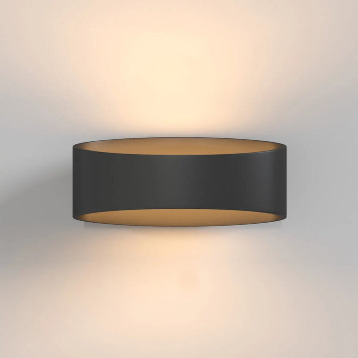 Applique murale trame elliptique noire cylindrique avec intérieur doré chaud pour une lumière rasante élégante