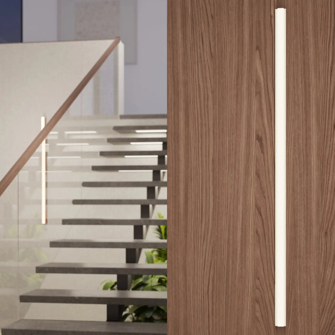 Applique murale LAGOM blanc sur un mur en bois