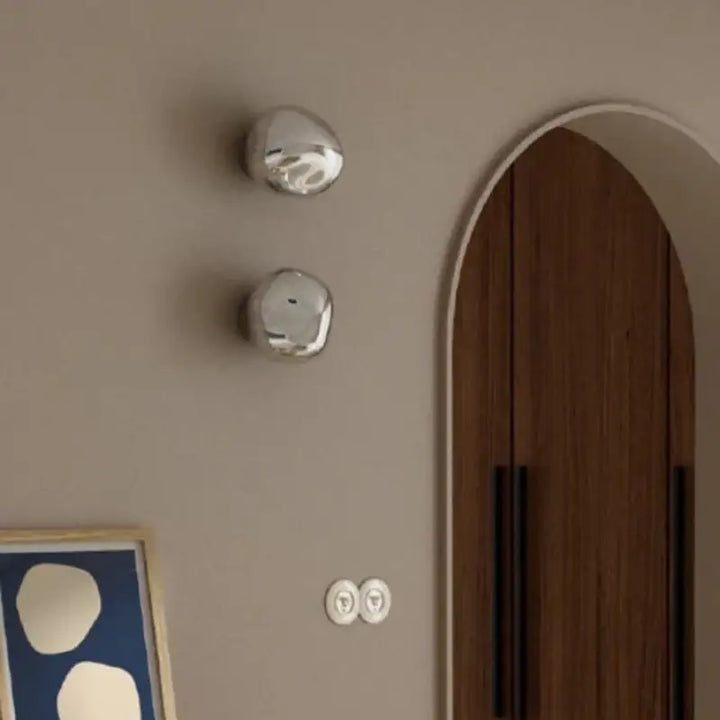 Applique murale légère de couleur argent opaque au design de pierre

