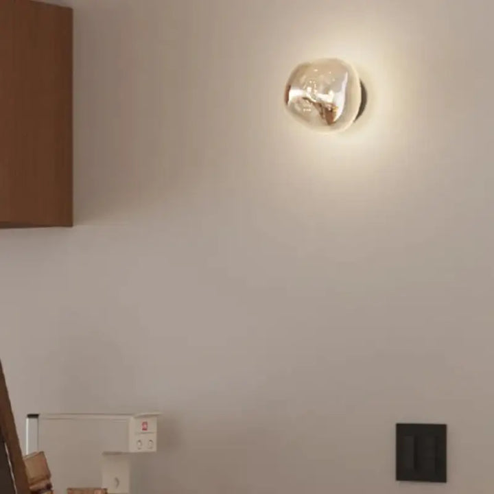 Applique murale légère de couleur argent opaque au design de pierre

