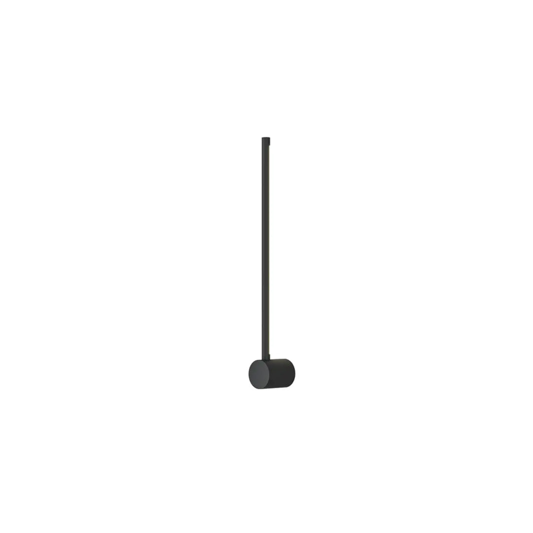 Applique murale light stick en acier doré présentée avec un maillet en caoutchouc noir mat à tête cylindrique