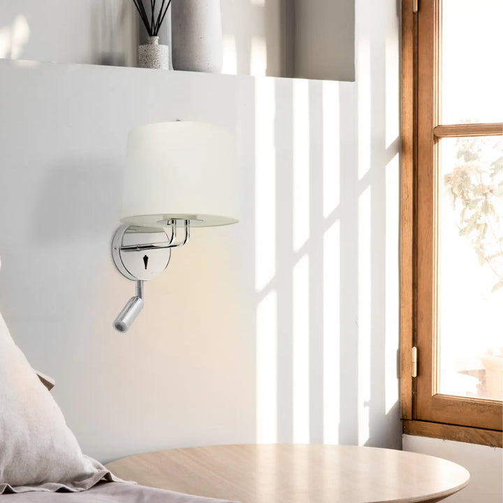 Applique murale Montreal chrome et blanc de Faro Barcelona en situation