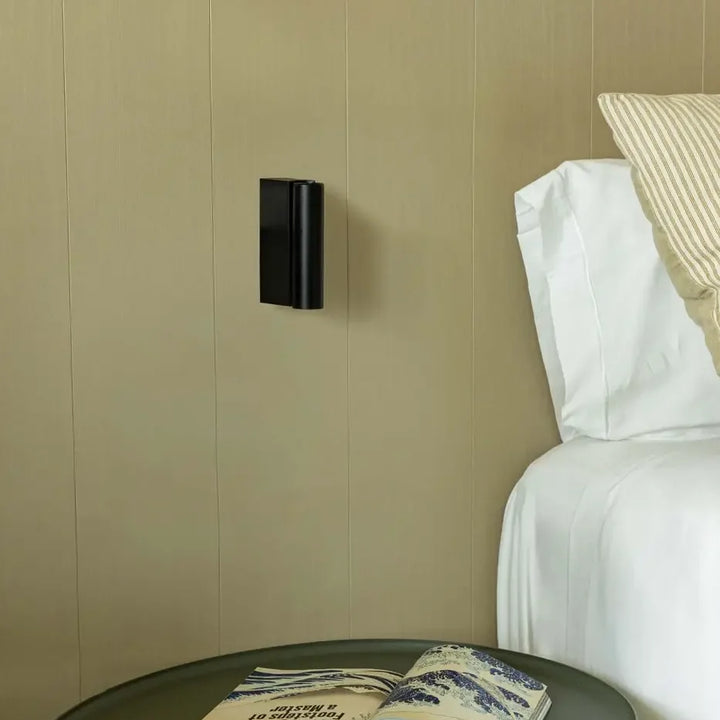Applique Cronos noire dans un intérieur