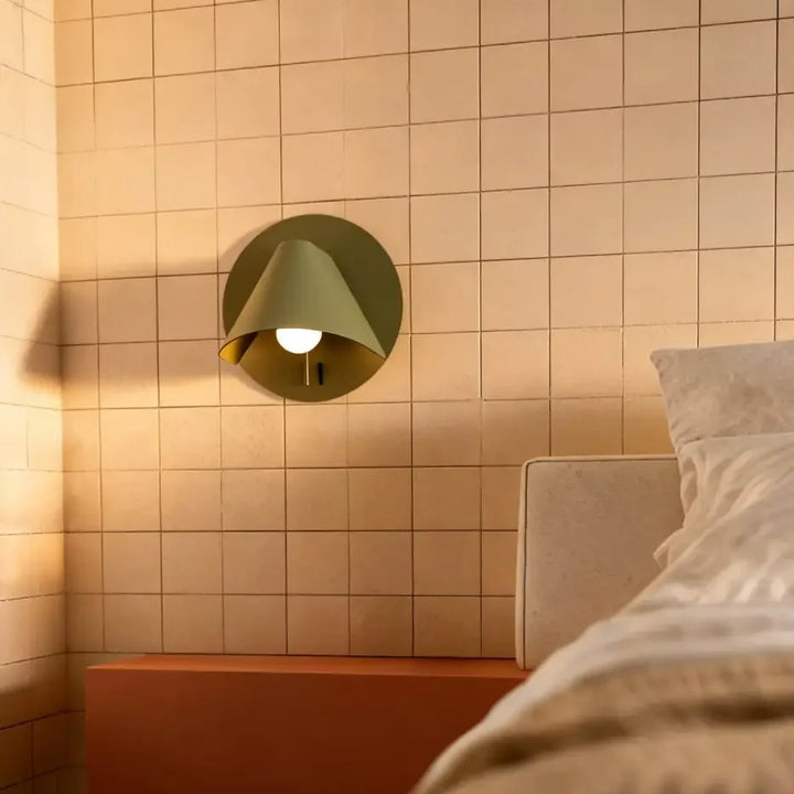 Applique murale Noon gris mousse dans une pièce