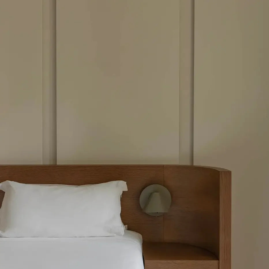 Applique Noon gris mousse dans un intérieur