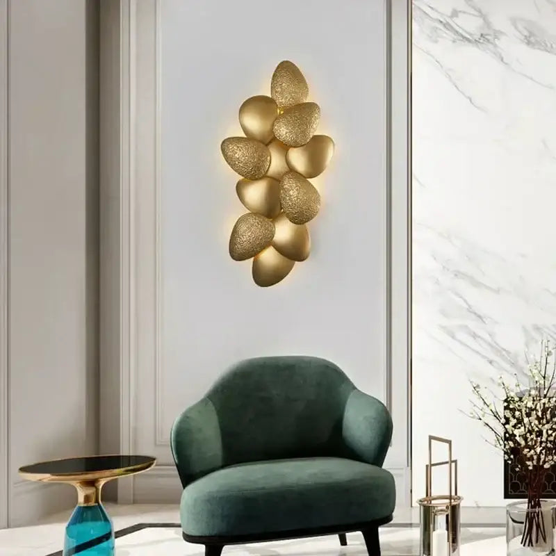 Applique murale luxe formes feuilles dorée au design raffiné