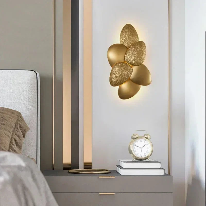 Applique murale luxe formes feuilles dorée au design raffiné