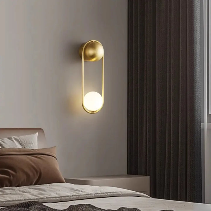 Applique murale métal doré isaih avec cadre ovale élancé et deux sphères pour une lumière blanche moderne