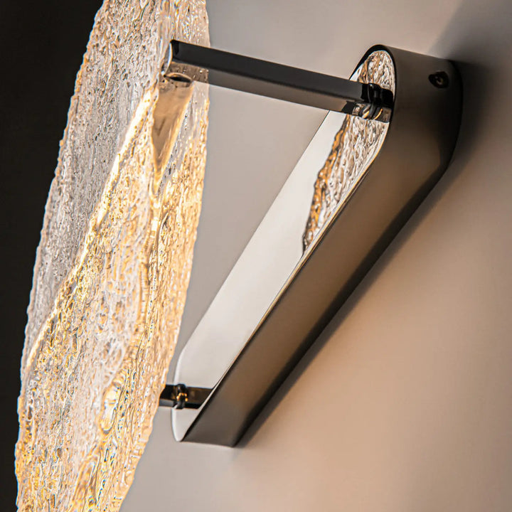 Applique murale mangata avec verre martelé translucide texturé et cadre en métal noir diffusant une lumière chaude