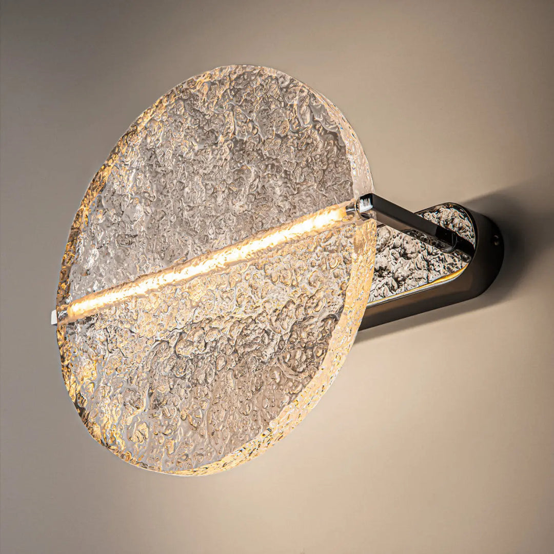 Applique murale mangata en verre martelé avec un disque translucide texturé et une led intégrée à lumière chaude