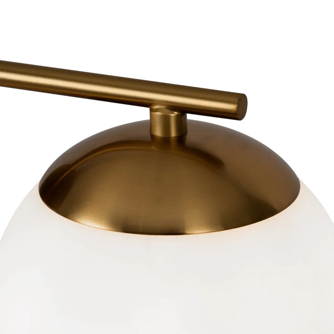 Applique murale marble en platine dorée avec globe en verre blanc opaque et dôme rond lisse en laiton finition brillante