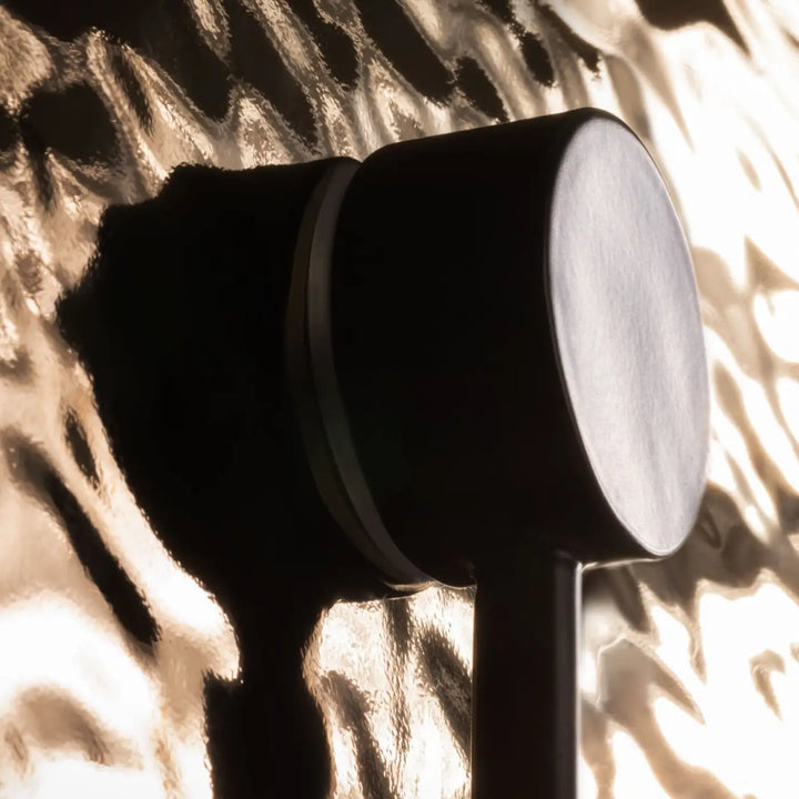 Applique murale mare en métal martelé avec finition noire mate et design moderne et épuré