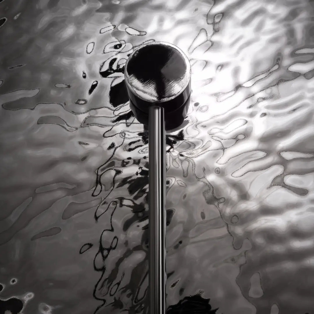 Applique murale mare en métal martelé avec design cylindrique chromé brillant pour salle de bain moderne