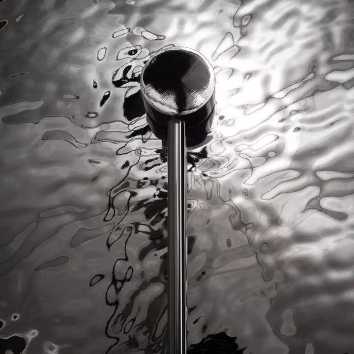 Applique murale mare en métal martelé avec design cylindrique chromé brillant pour salle de bain moderne