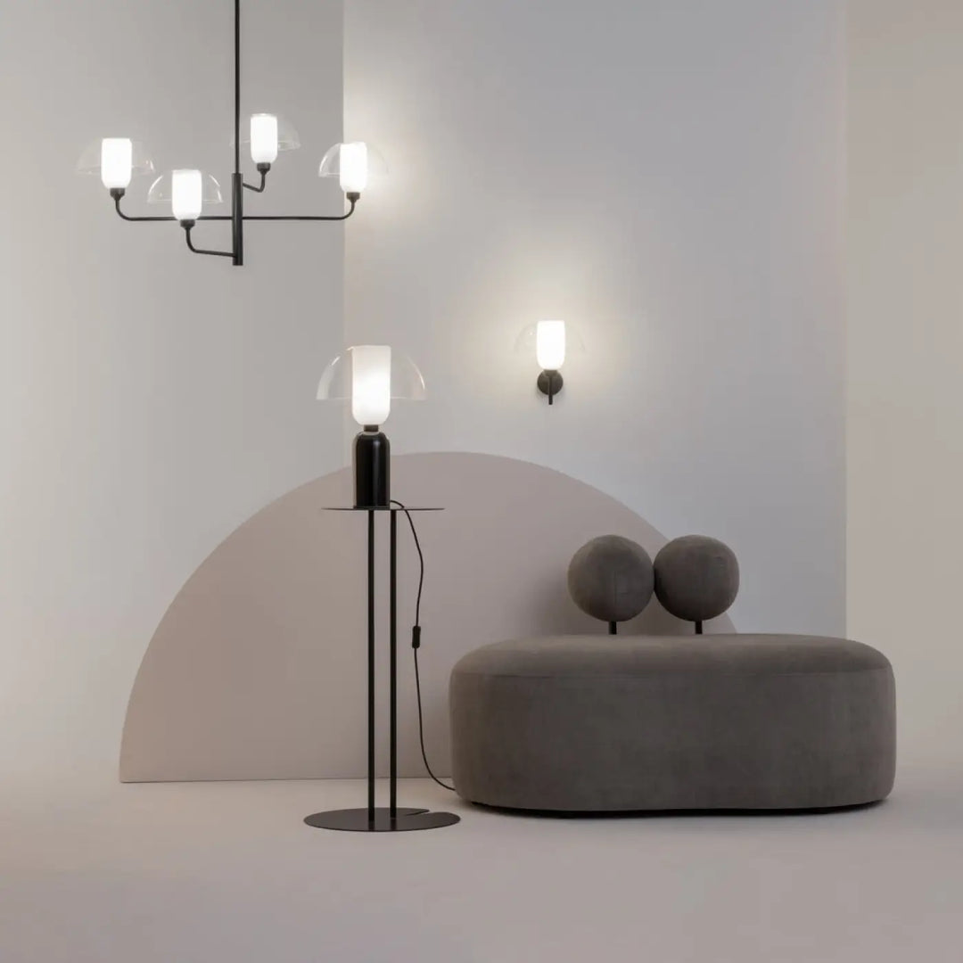 Applique murale memory noire en métal avec coupole opaline minimaliste et abat-jours en verre dépoli