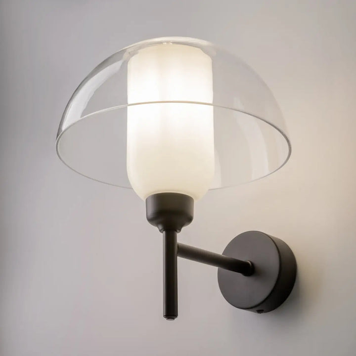 Applique murale memory en métal noir avec coupole opaline en verre clair et abat-jour cylindrique blanc givré