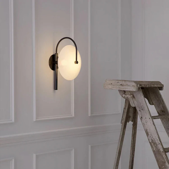 Applique murale en métal noir et diffuseur blanc moderne
