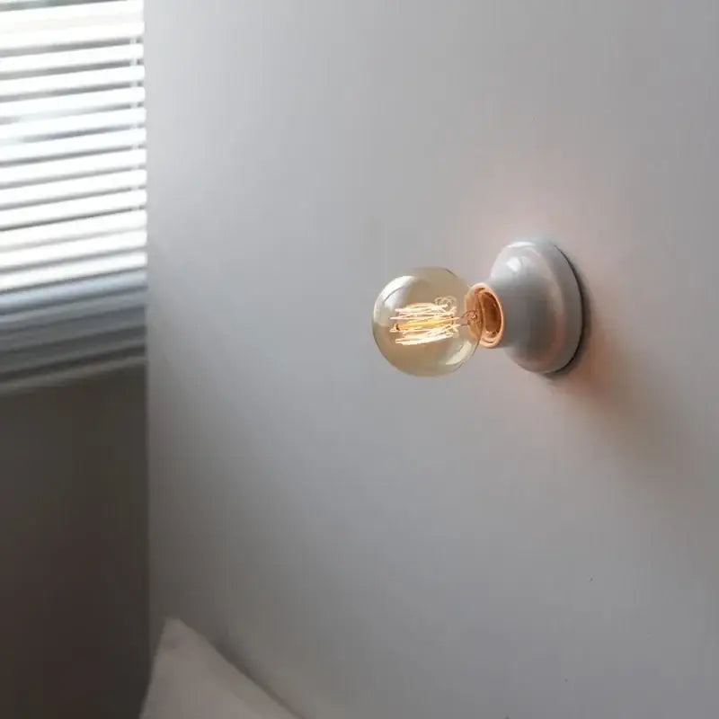 Applique murale en métal noir au style minimaliste en noir ou blanc