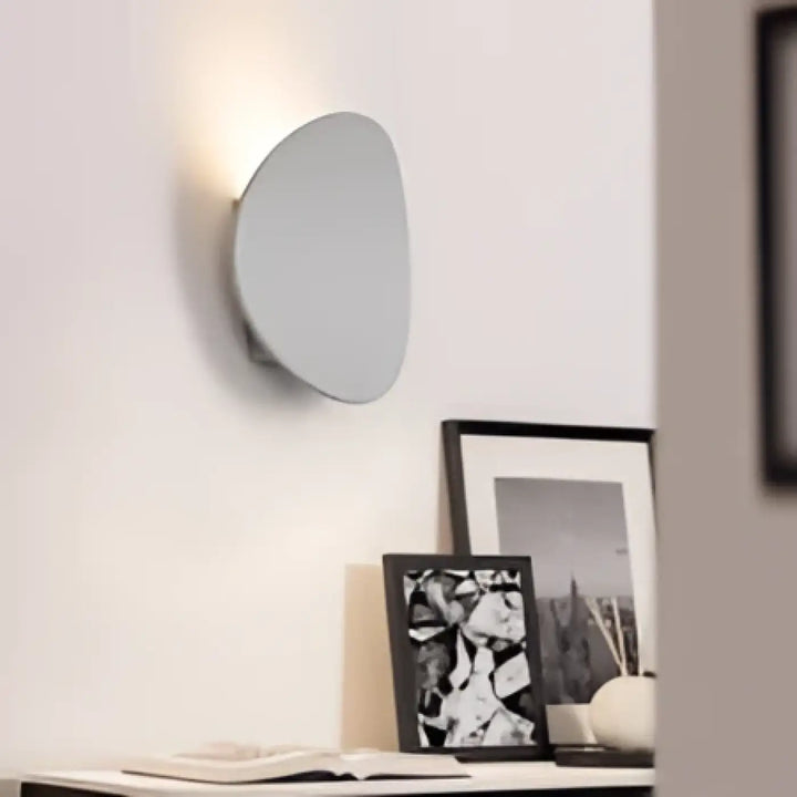 Applique murale aurelia minimaliste en finition mate blanche avec forme ovale asymétrique pour décoration murale moderne
