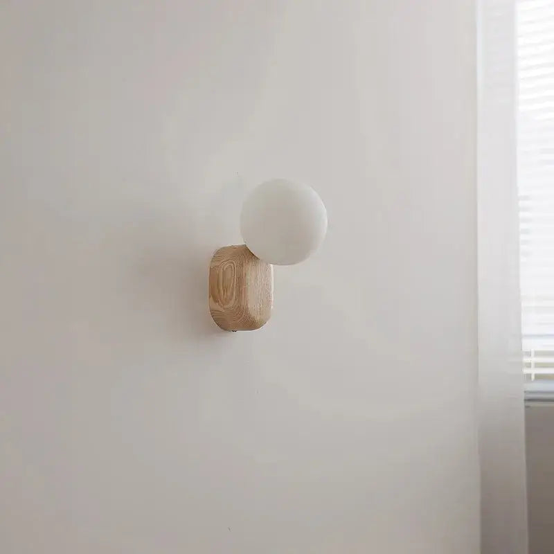 Applique Murale Minimaliste Bois Clair Et Globe En Verre Opale