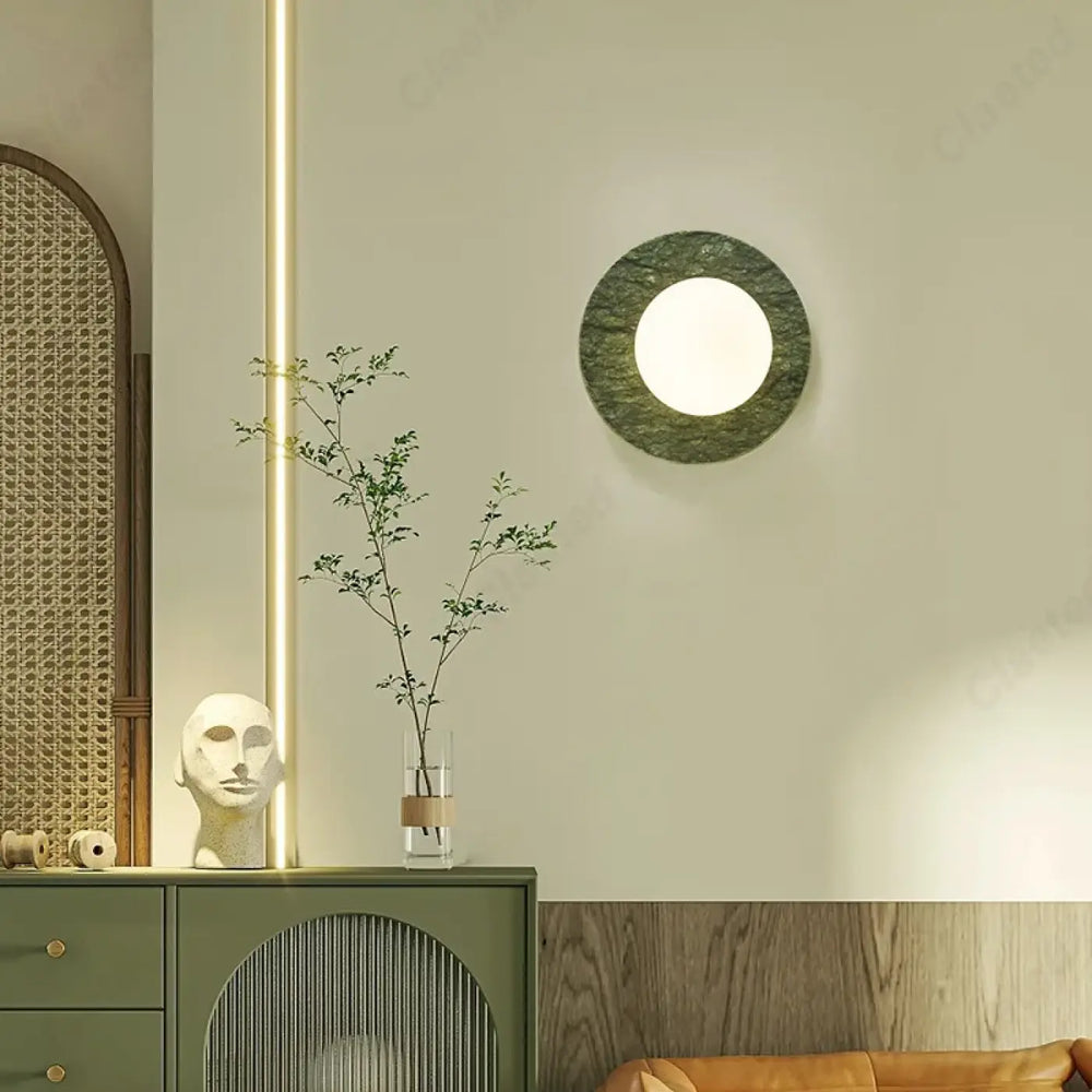 Applique murale emeris avec cadre en pierre texturée vert foncé et centre lumineux blanc éclatant circulaire