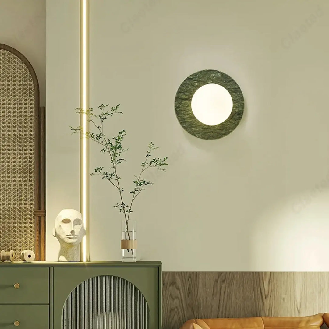 Applique murale emeris avec cadre en pierre texturée vert foncé et centre lumineux blanc éclatant circulaire