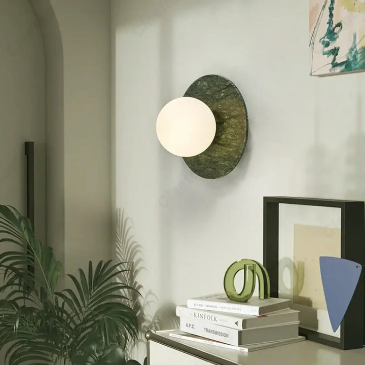 Applique murale emeris avec globe mat blanc et plaque circulaire texturée vert foncé pour éclairage moderne