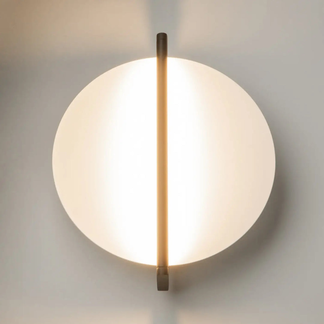 Applique murale mira moderne circulaire avec diffuseur blanc givré et barre verticale en laiton