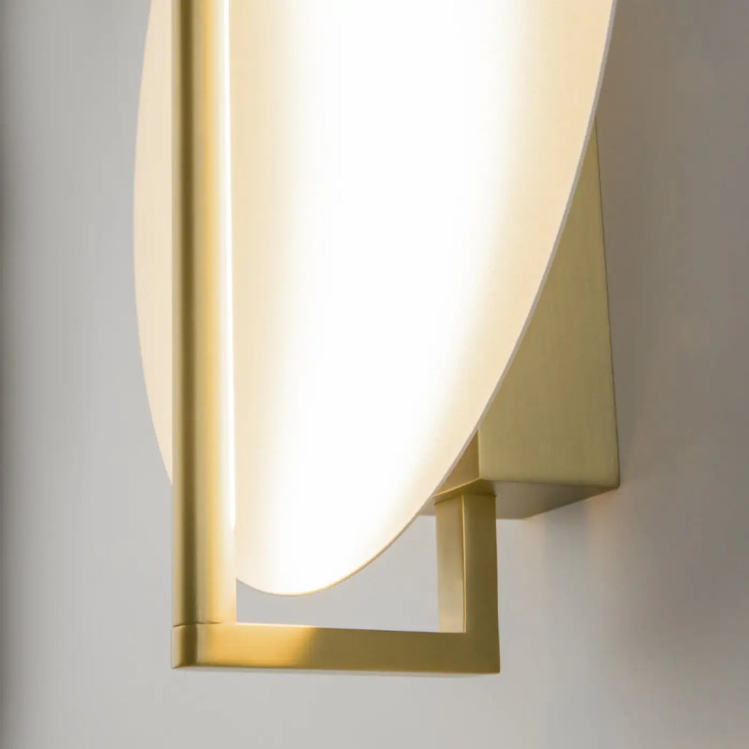Applique murale mira en ton or avec abat-jour en verre dépoli courbé et cadre géométrique minimaliste