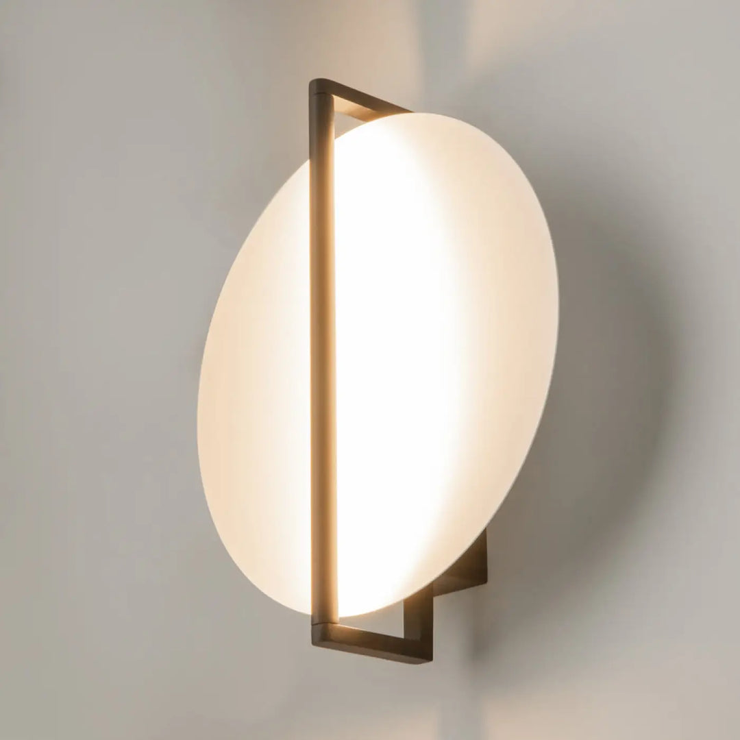 Applique murale mira avec abat-jour ovale en verre chaud encadré par métal laiton élégant moderne
