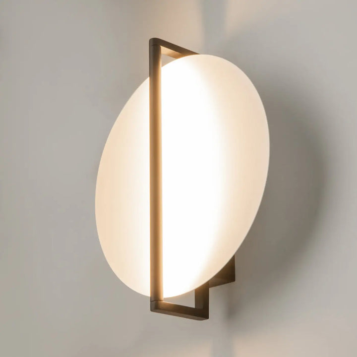 Applique murale mira avec abat-jour ovale en verre chaud encadré par métal laiton élégant moderne