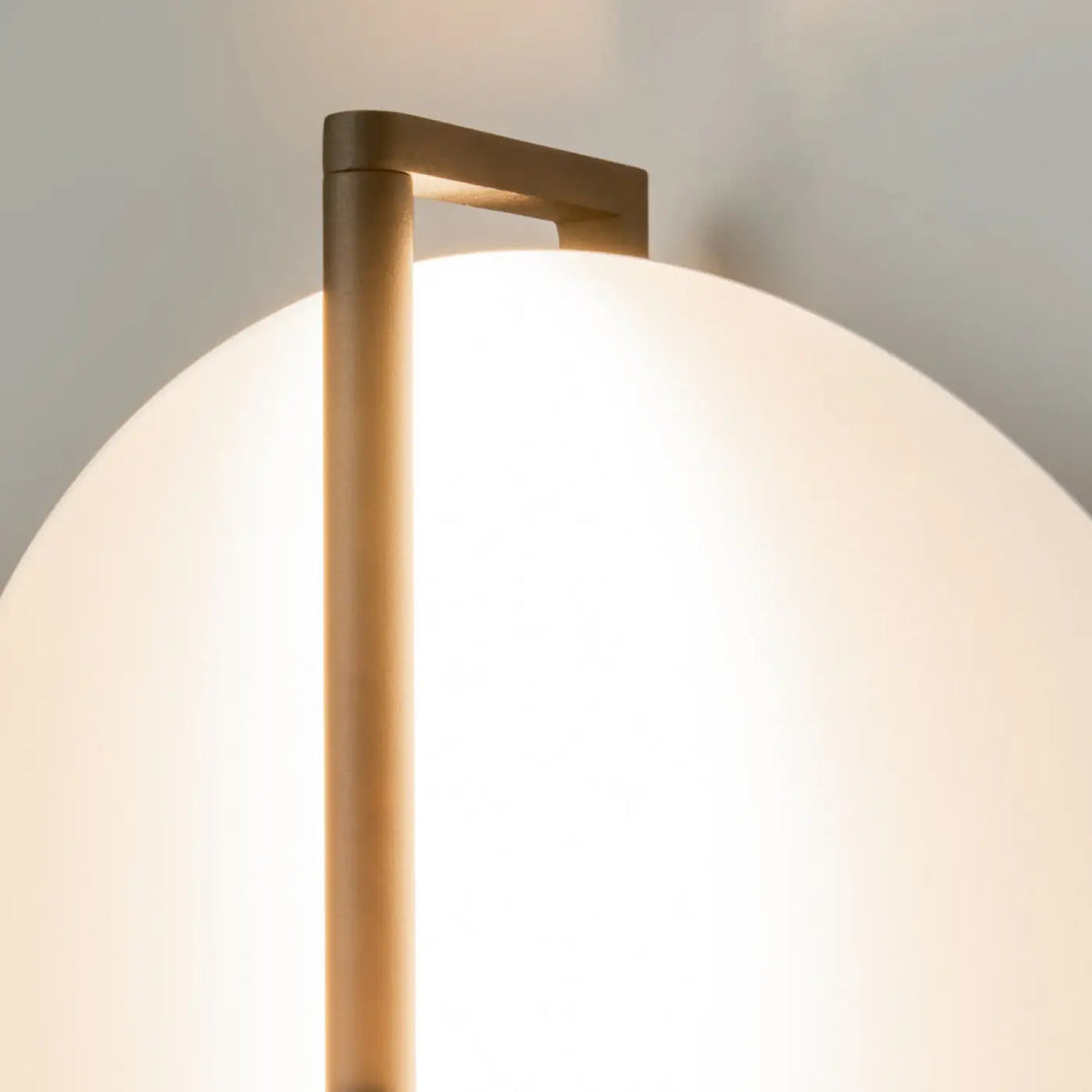 Applique murale mira en laiton avec cadre rectangulaire et globe en verre dépoli diffusant une lumière douce