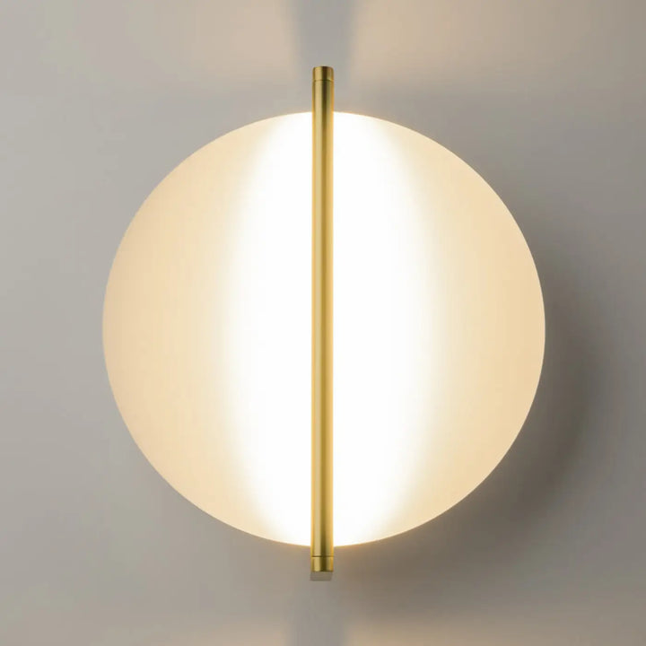 Applique murale mira avec globe en verre dépoli et barre verticale en laiton pour un éclairage moderne murale mira