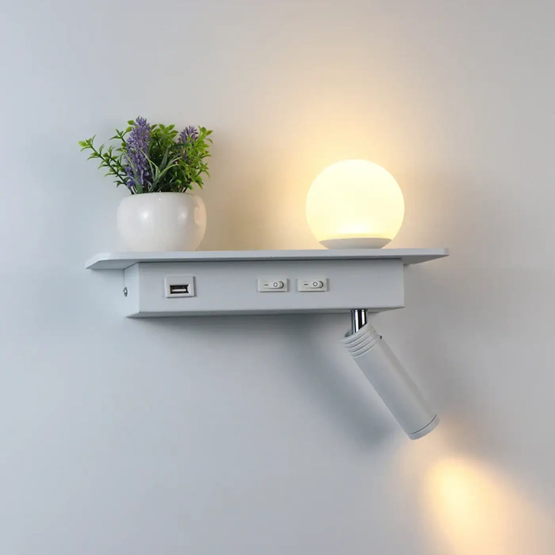 Applique murale moderne blanche avec lampe sphérique, bras spot ajustable et port usb intégré modèle chary