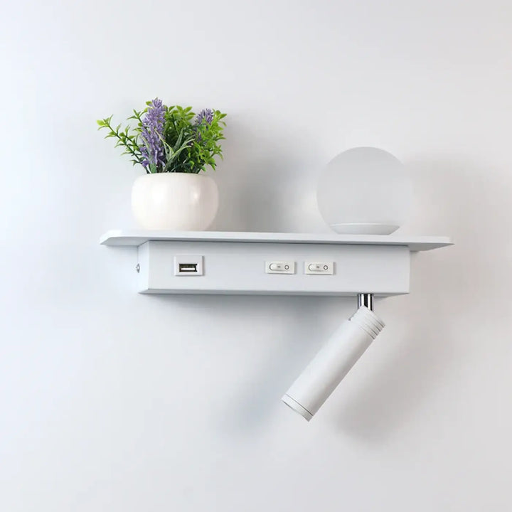 Applique murale moderne blanche avec lampe sphérique en verre dépoli intégrée et prises usb sur étagère murale