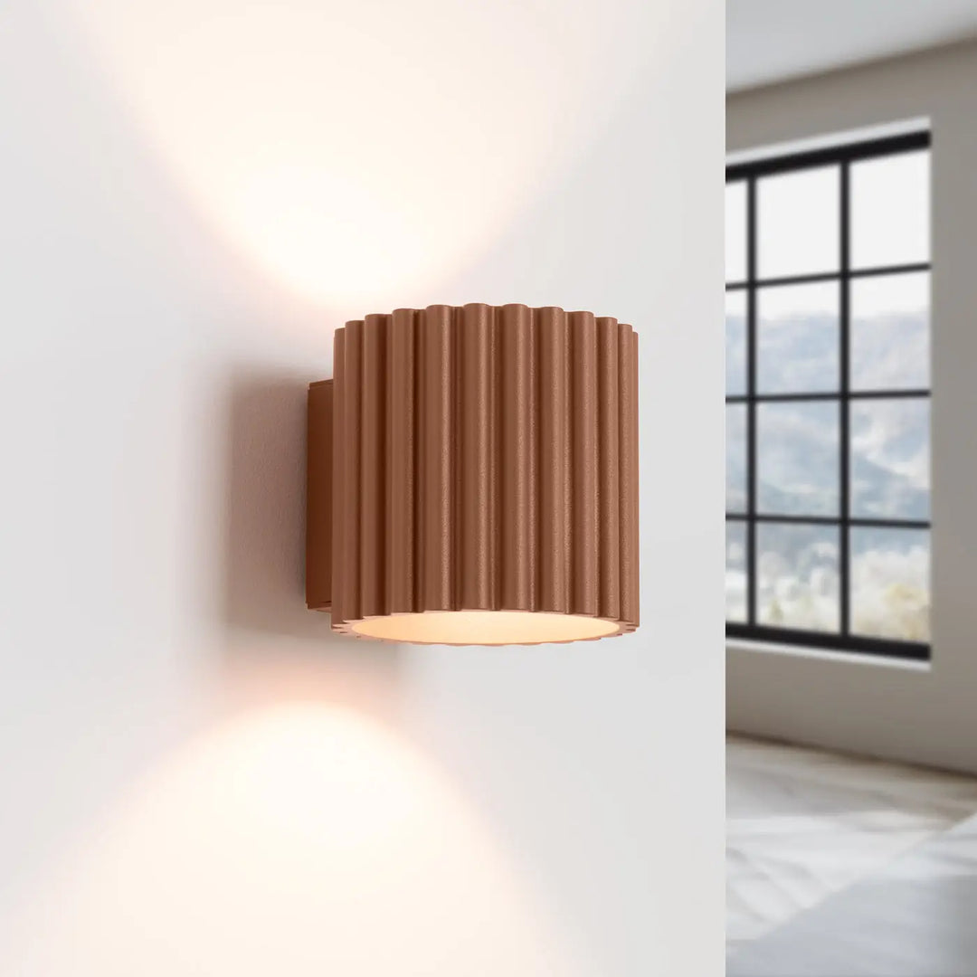 Applique murale aura moka cuivre avec forme unique inspirée cylindrique et rainures verticales pour un éclairage diffus chaleureux