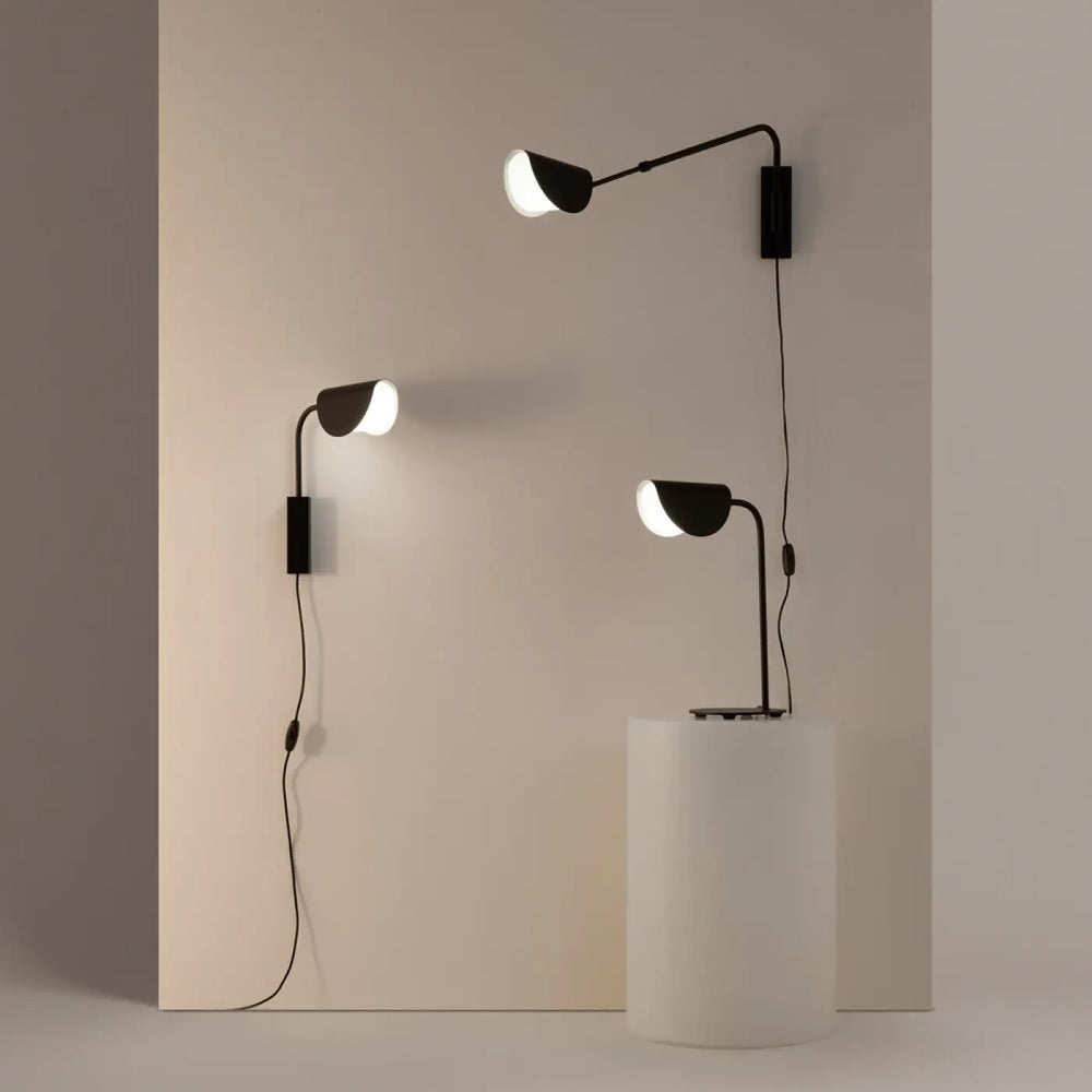 Applique murale mollis en acier noir avec bras ajustables et réflecteur feuille en verre dépoli pour lecture