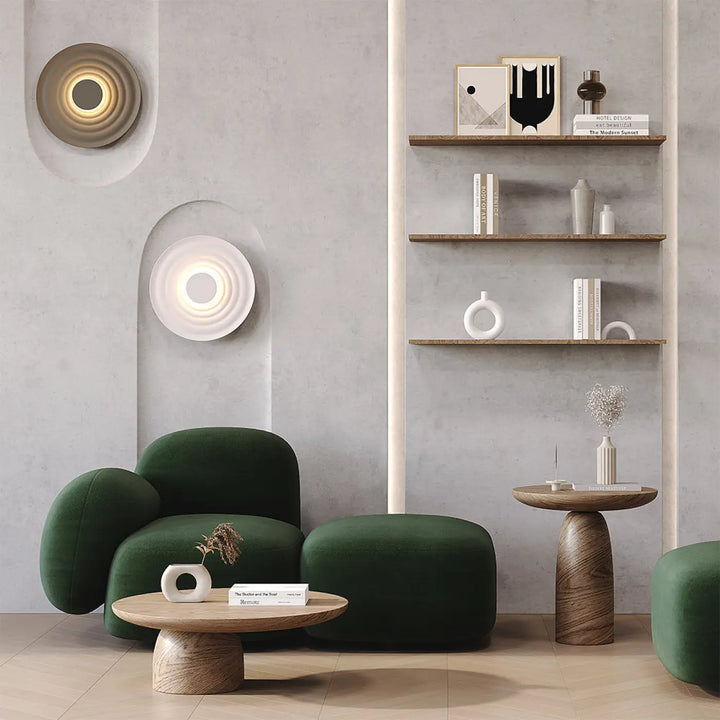 Applique murale nami disque ondulé avec fauteuil en velours vert profond et ottoman assorti aux contours arrondis