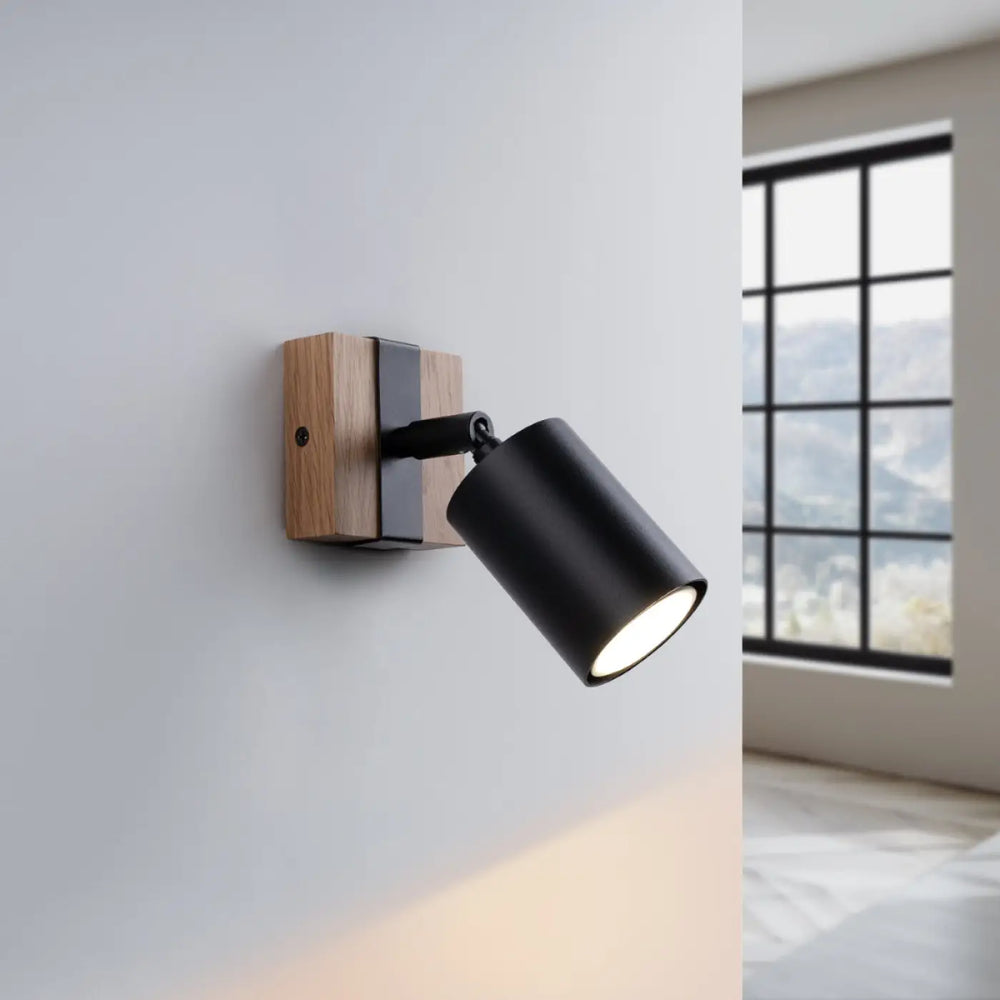 Applique murale Fager 1 noire à spot orientable et platine en bois naturel