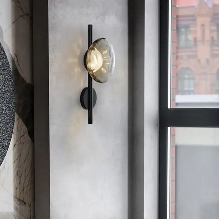 Applique murale noir avec une boule en verre

