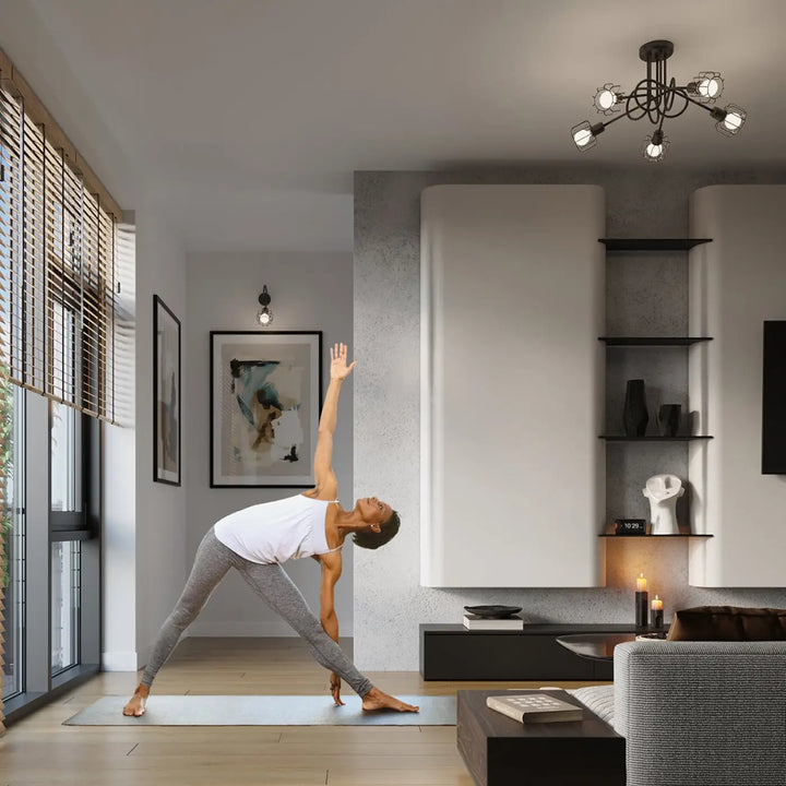 Une femme en top blanc et legging gris fait yoga sur tapis bleu avec applique murale beluci 1 noir style loft collection beluci