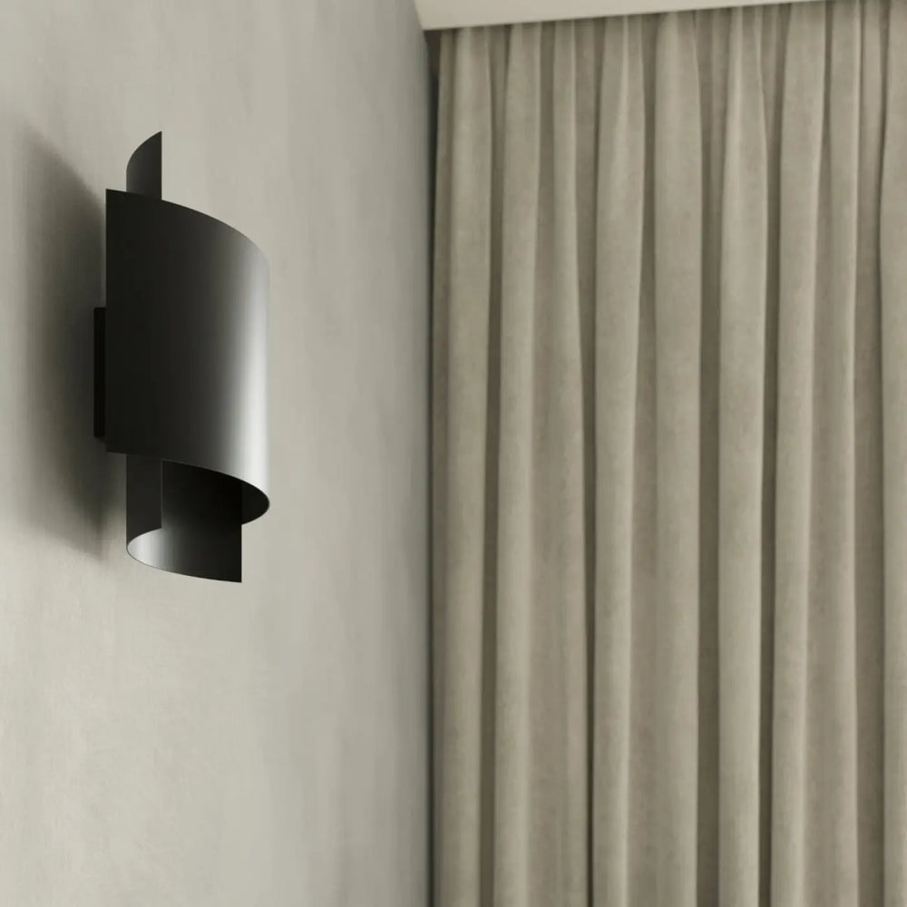 Applique murale impact noir en métal avec finition mate noire design original fera luminaire mural intemporel