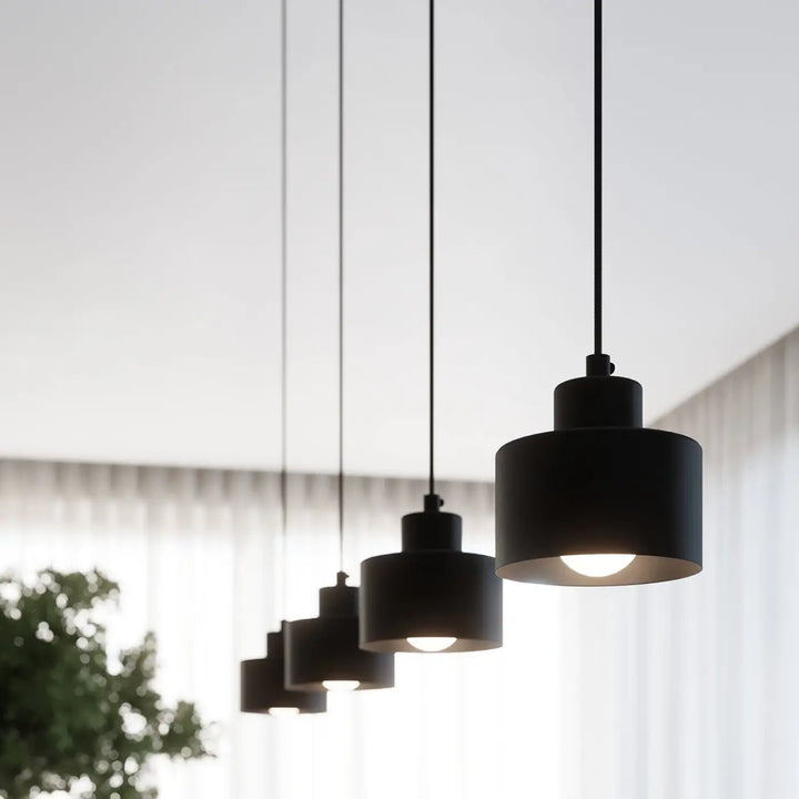 Applique murale savar 1 noir avec lampy z linii minimaliste en cylindre noir mate qui przyciągają uwagę et emanują prostotą