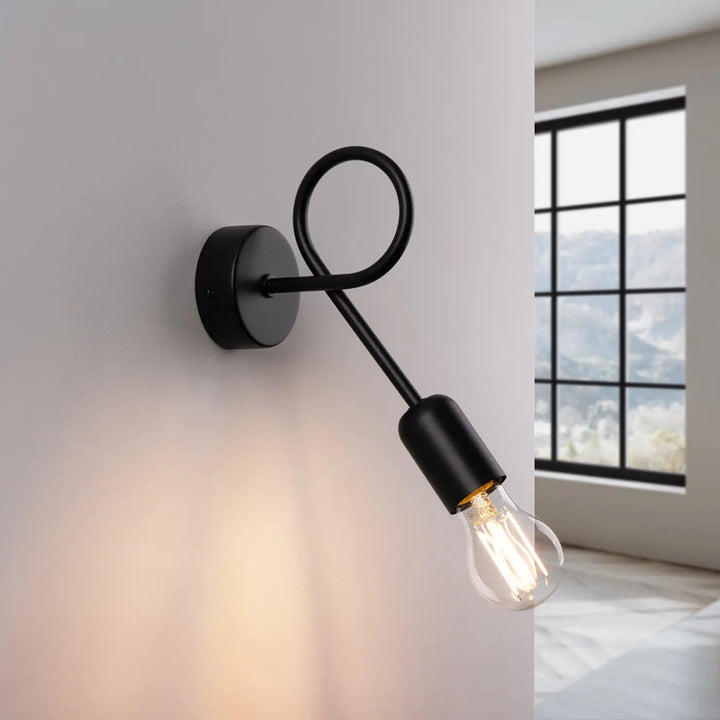 Applique murale loop en fer forgé noir avec bras courbé et ampoule à filament exposé série supeŁ lampe supeŁ détails surprenants